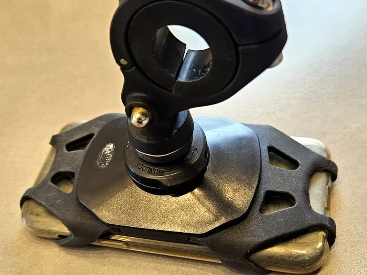 Billede 2 - Mobilholder til cykelstyr eller plæneklipperen. 