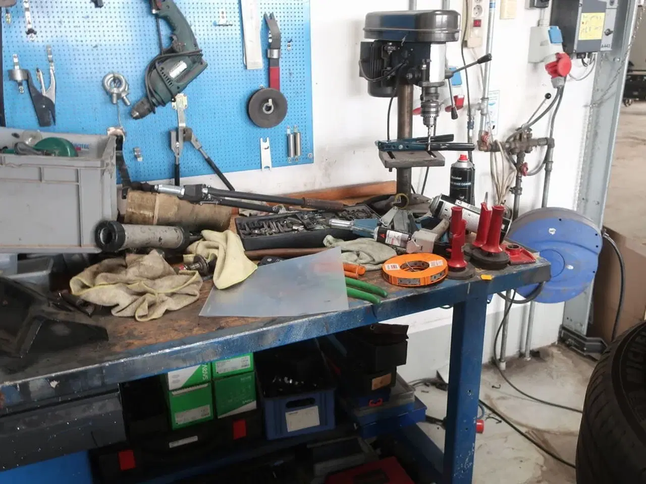 Billede 5 - Værkstedsbord med indhold samt 2 stk. tavler