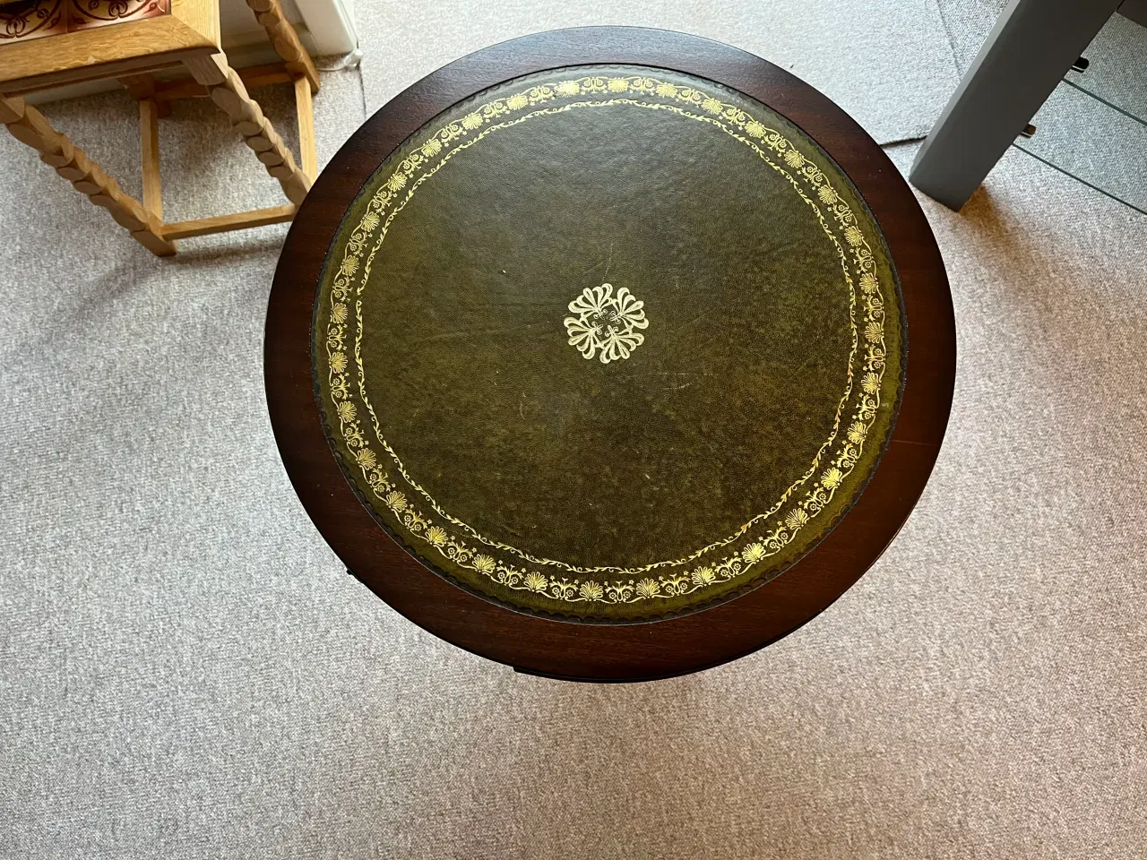 Billede 1 - Engelsk bord med 3 skuffer og bordplade i læder.