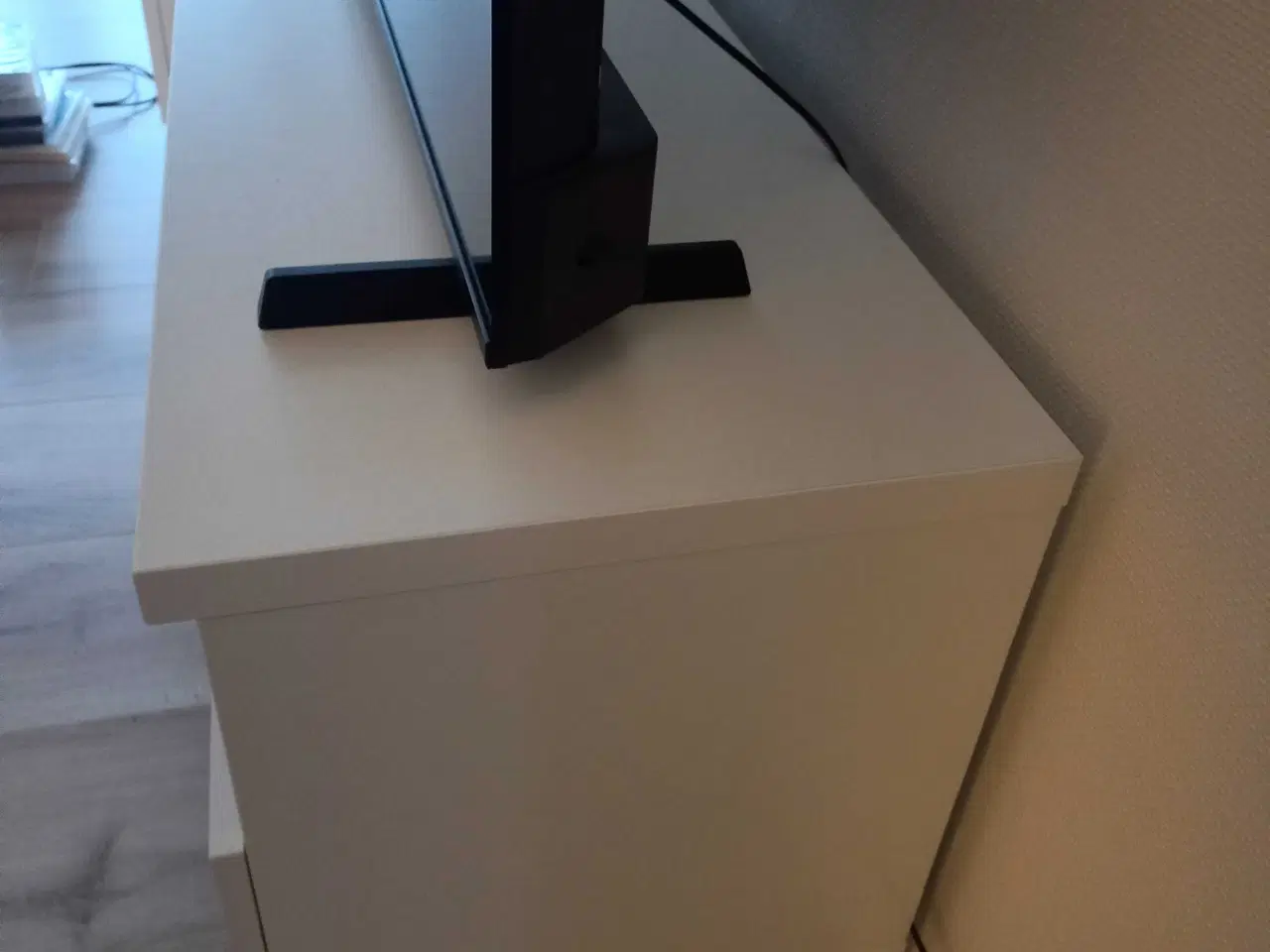 Billede 5 - Tv bord i råhvid 350 kr