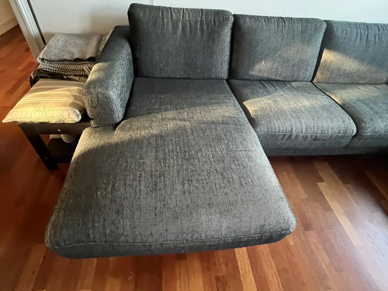 Billede 4 - Hjørnesofa med chaiselong og puf 