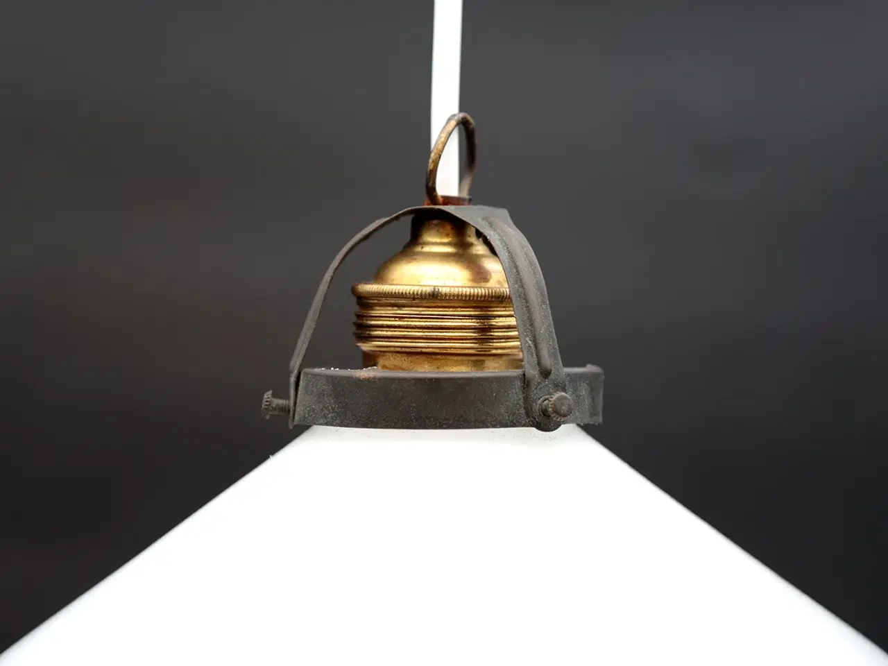 Billede 2 - Skomagerlampe i opalglas – dansk design 1940–50