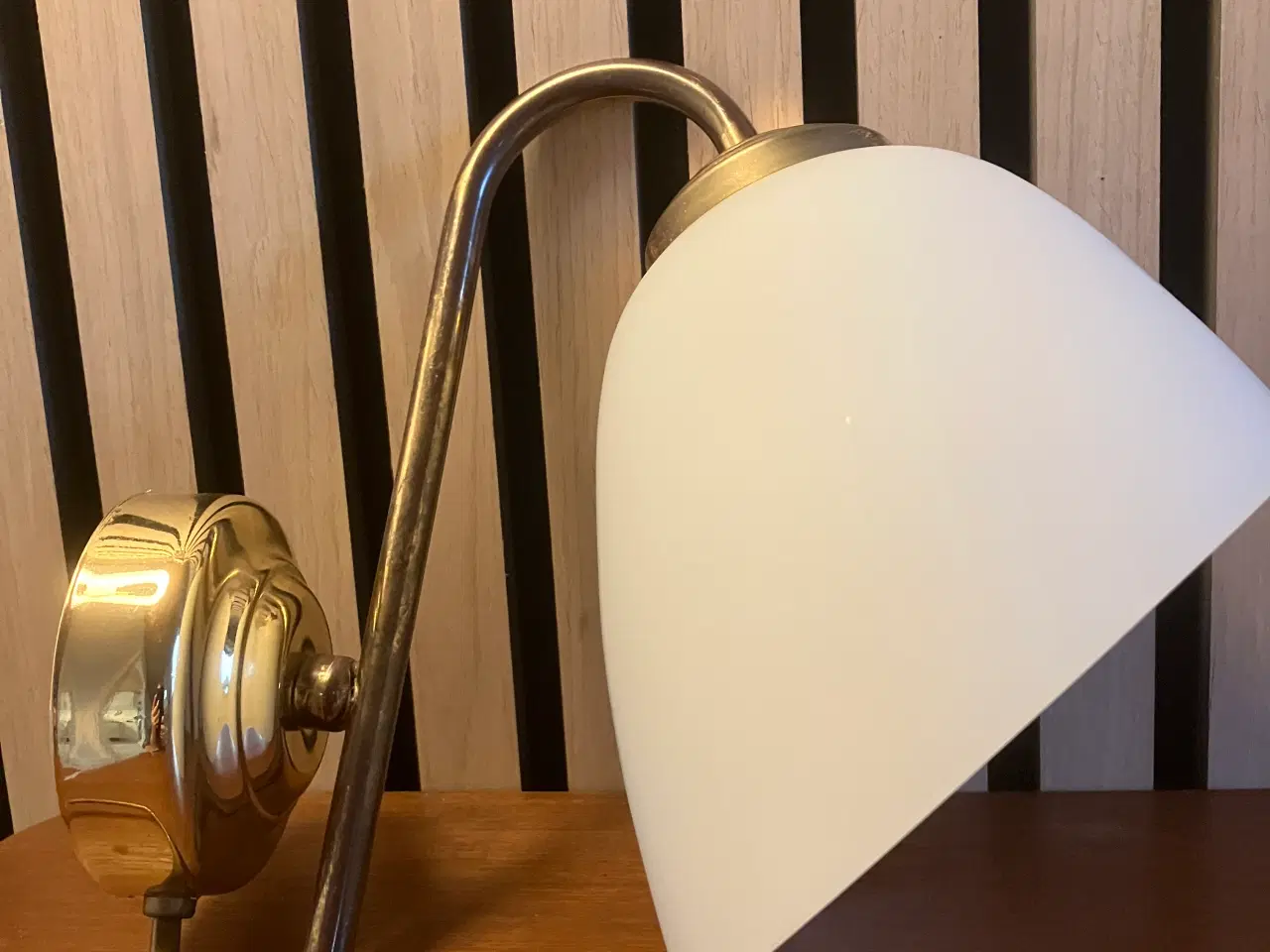 Billede 2 - Væglampe med opal glasskærm og messing