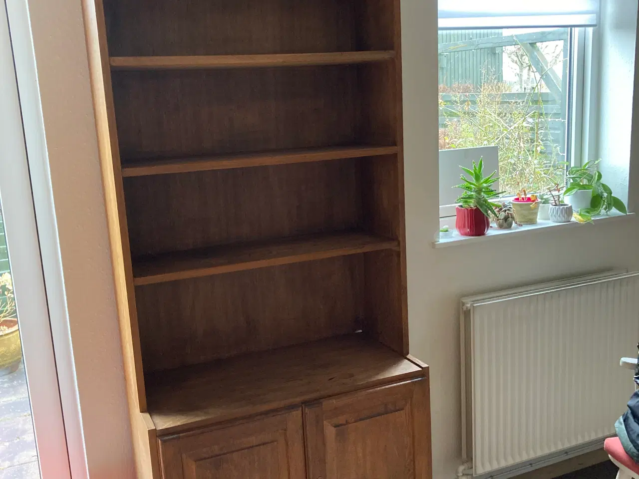 Billede 2 - Reol med hylder og skab
