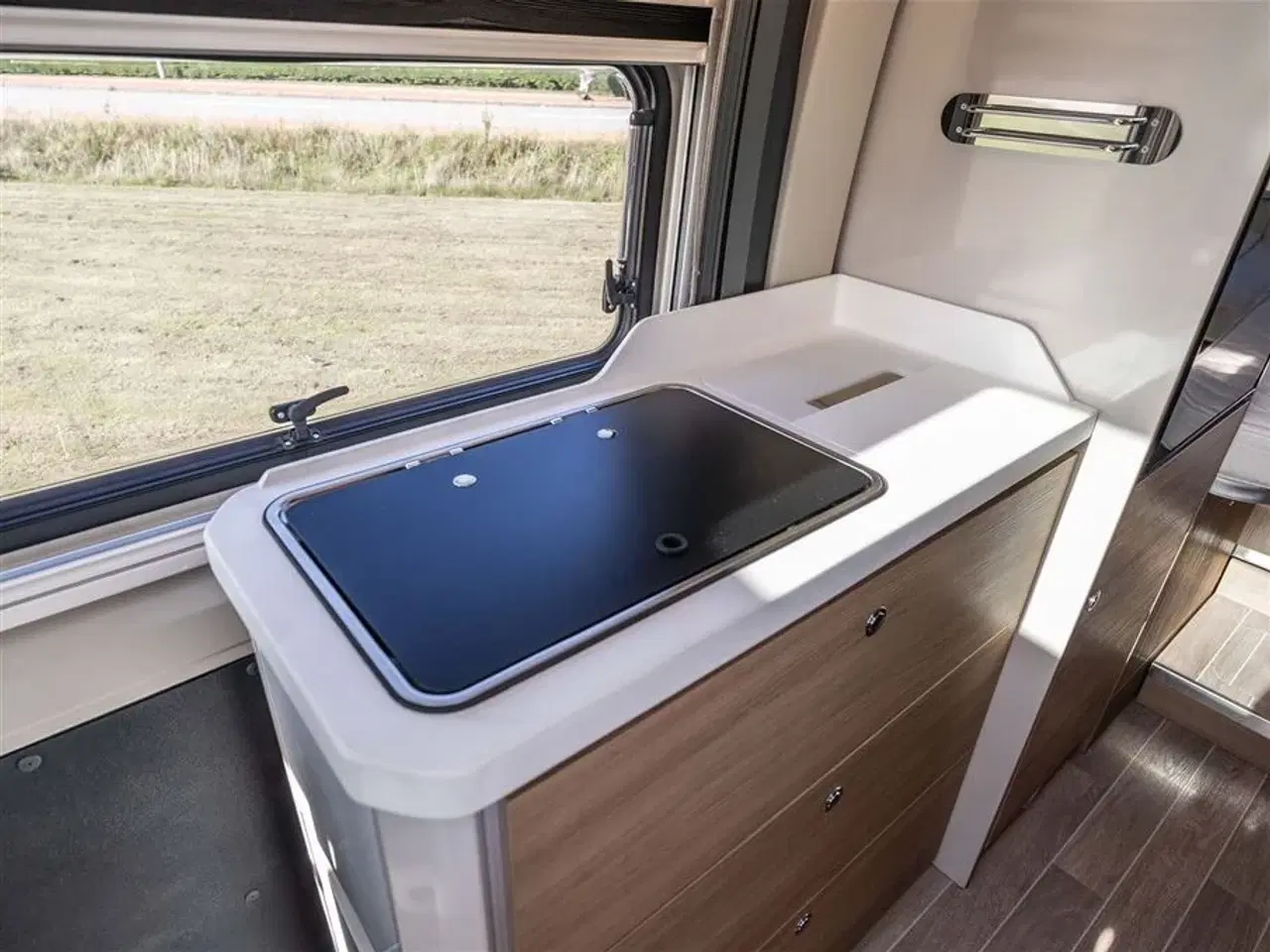 Billede 11 - 2020 - McLouis Menfys Van 04 Prestige Van med langsgående senge og fyldt med udstyr