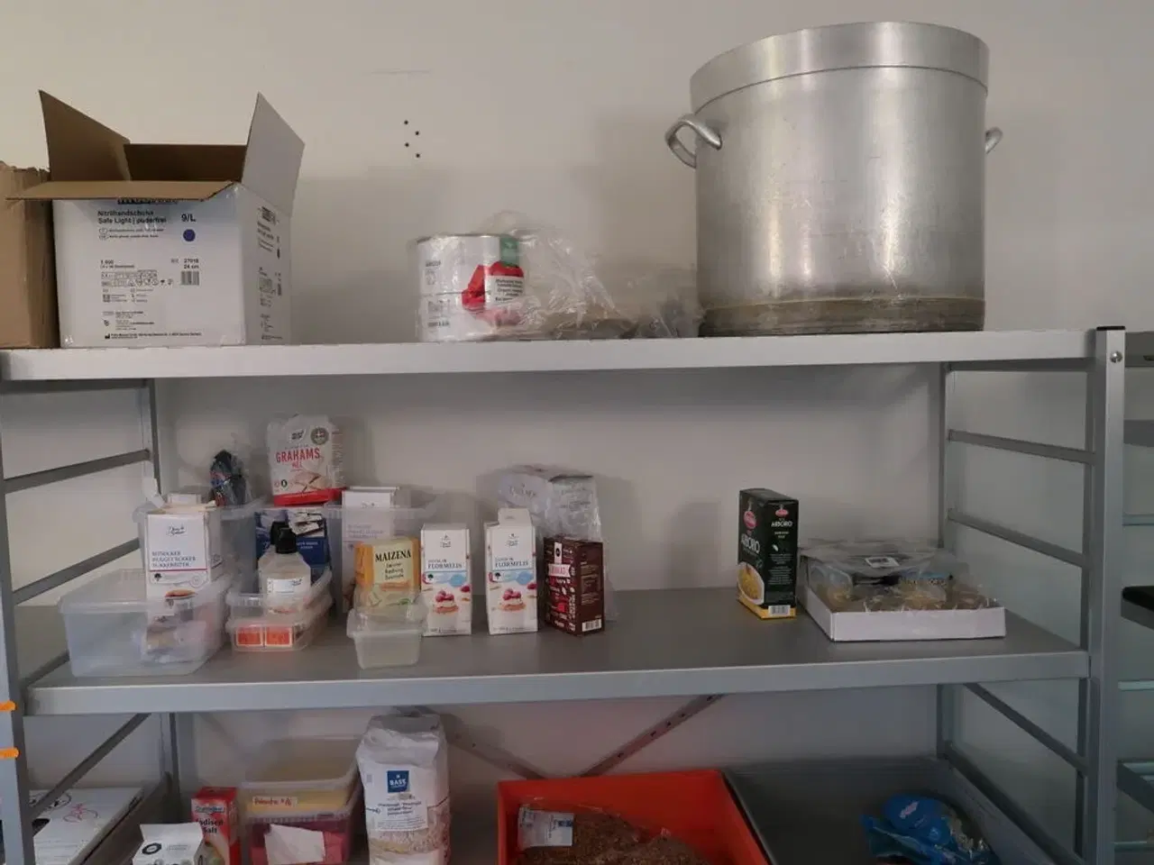 Billede 2 - 2 stk. fødevarereoler med div. Fødevarer, gryde m.m.