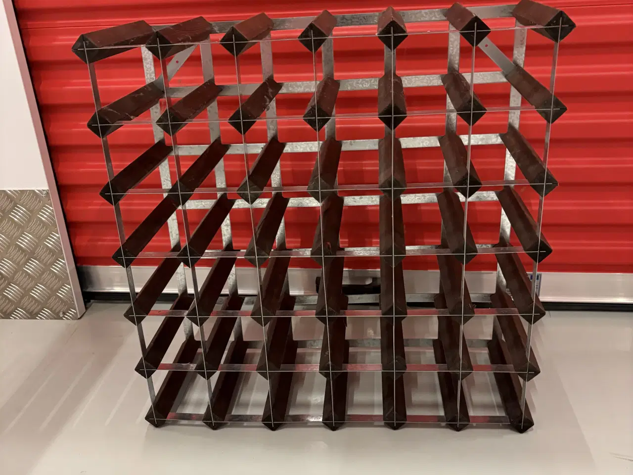 Billede 1 - Vinreol i mørkt træ og metalp