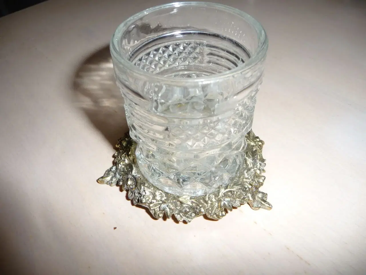 Billede 1 - glas lysestage på messing fod.