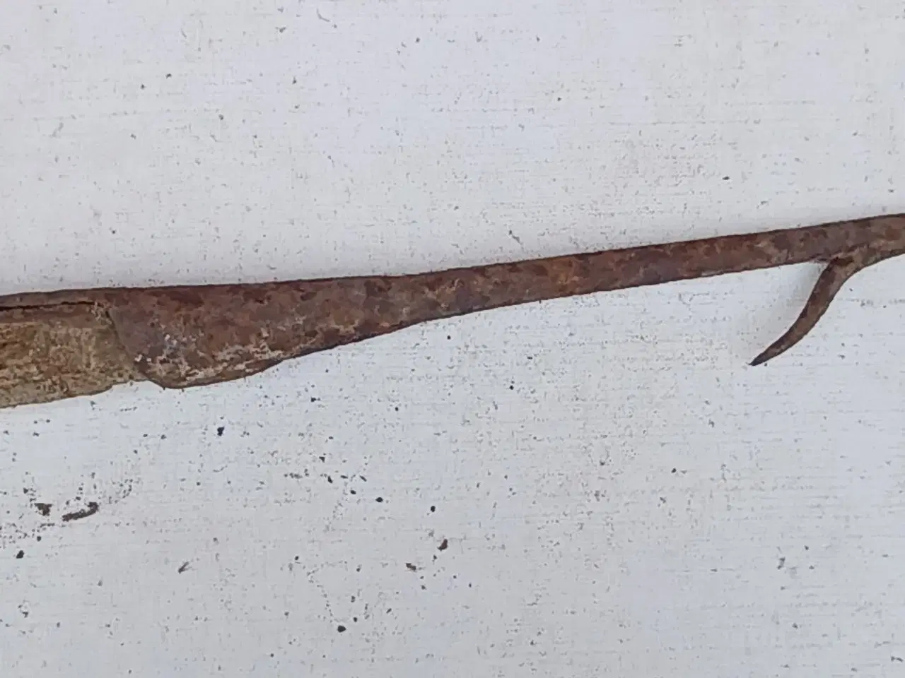 Billede 5 - Antik tøjr-pløk, lille harreambolt og høtyv.