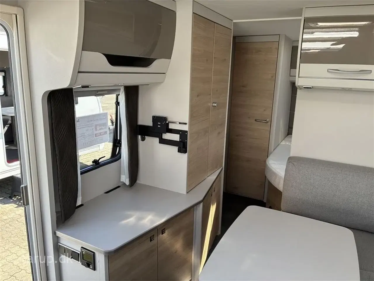 Billede 14 - 2021 - Dethleffs Nomad 490 BLF Mover, Thule markise, dobbeltsengsvogn, side-siddegruppe, frontkøkken, 3-trins el-gulv-varme, stort 142 l . køleskab med fryser