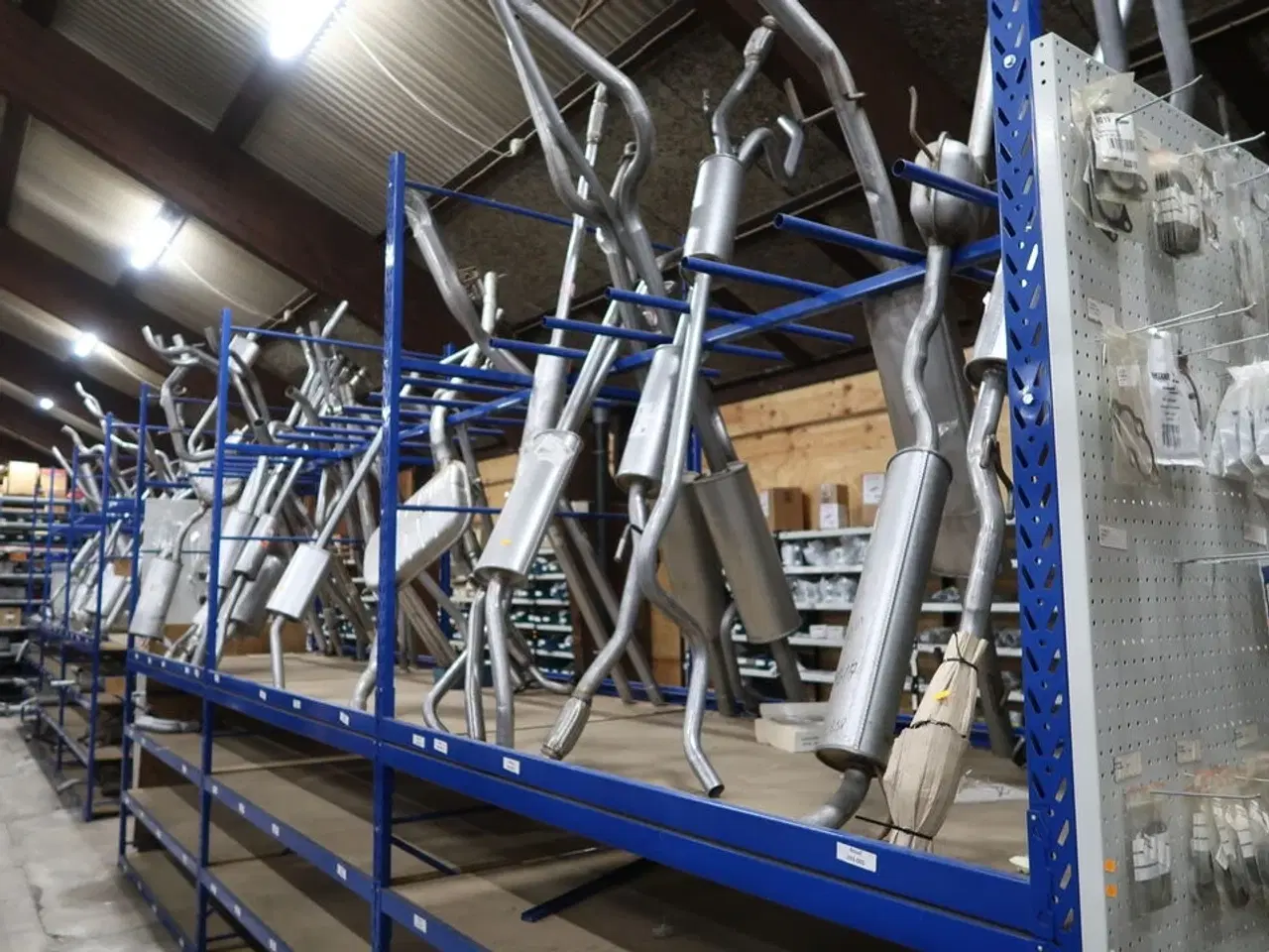 Billede 1 - Indhold i lagerreol