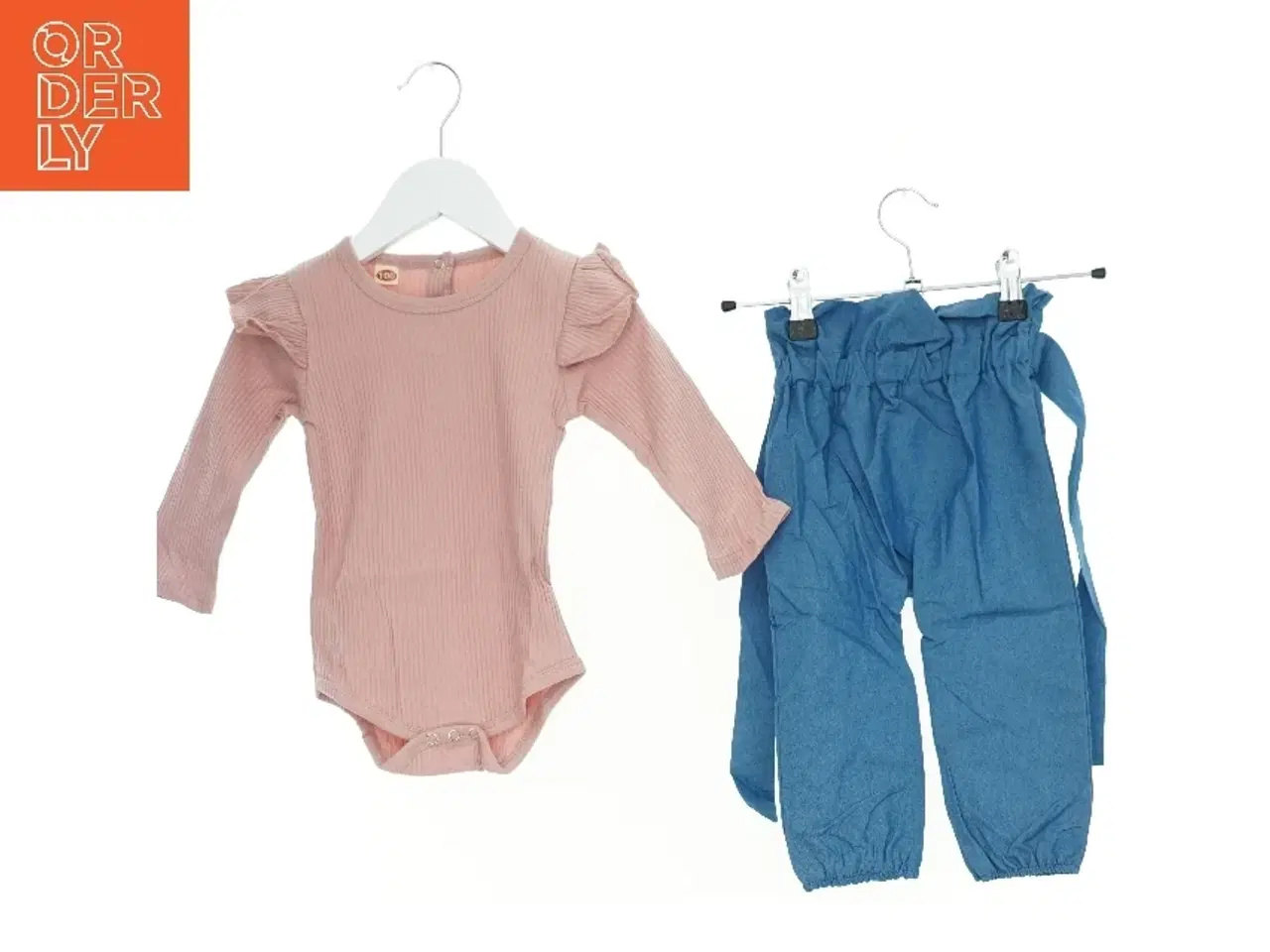 Billede 1 - Sæt børnetøj (str. 98 cm)