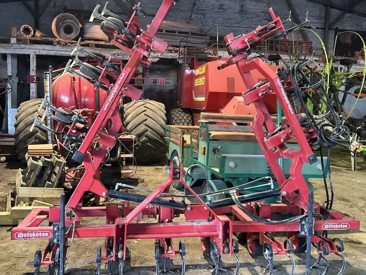 Billede 1 - Steketee 12 rækket. Der medføger plader til små afgrøder.