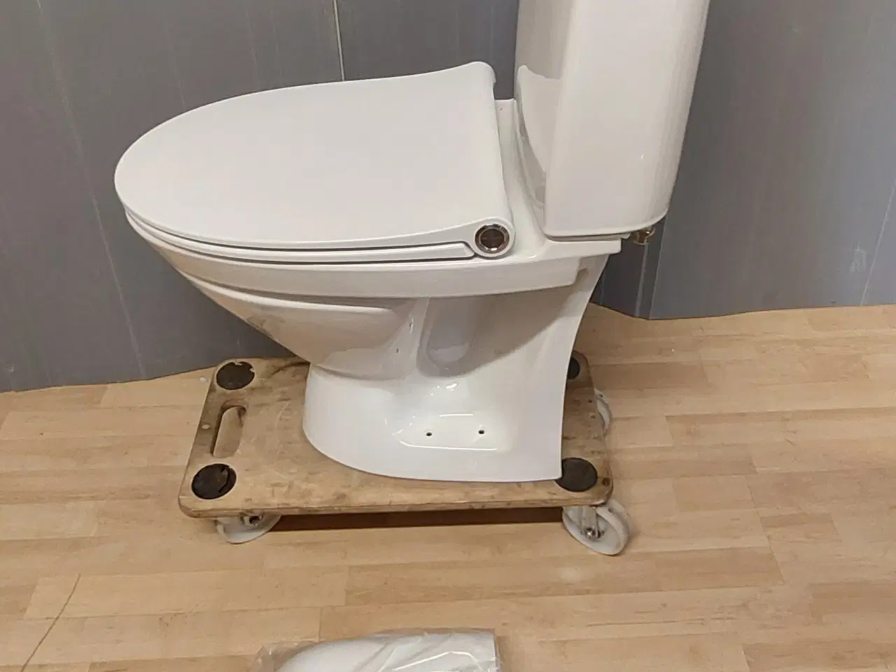 Billede 1 - Toilet med sæde, ifø. Ubrugt. ( annonce toilet 3)