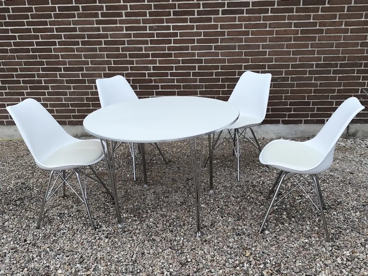 Billede 1 - Spisebord og 4 stole til salg