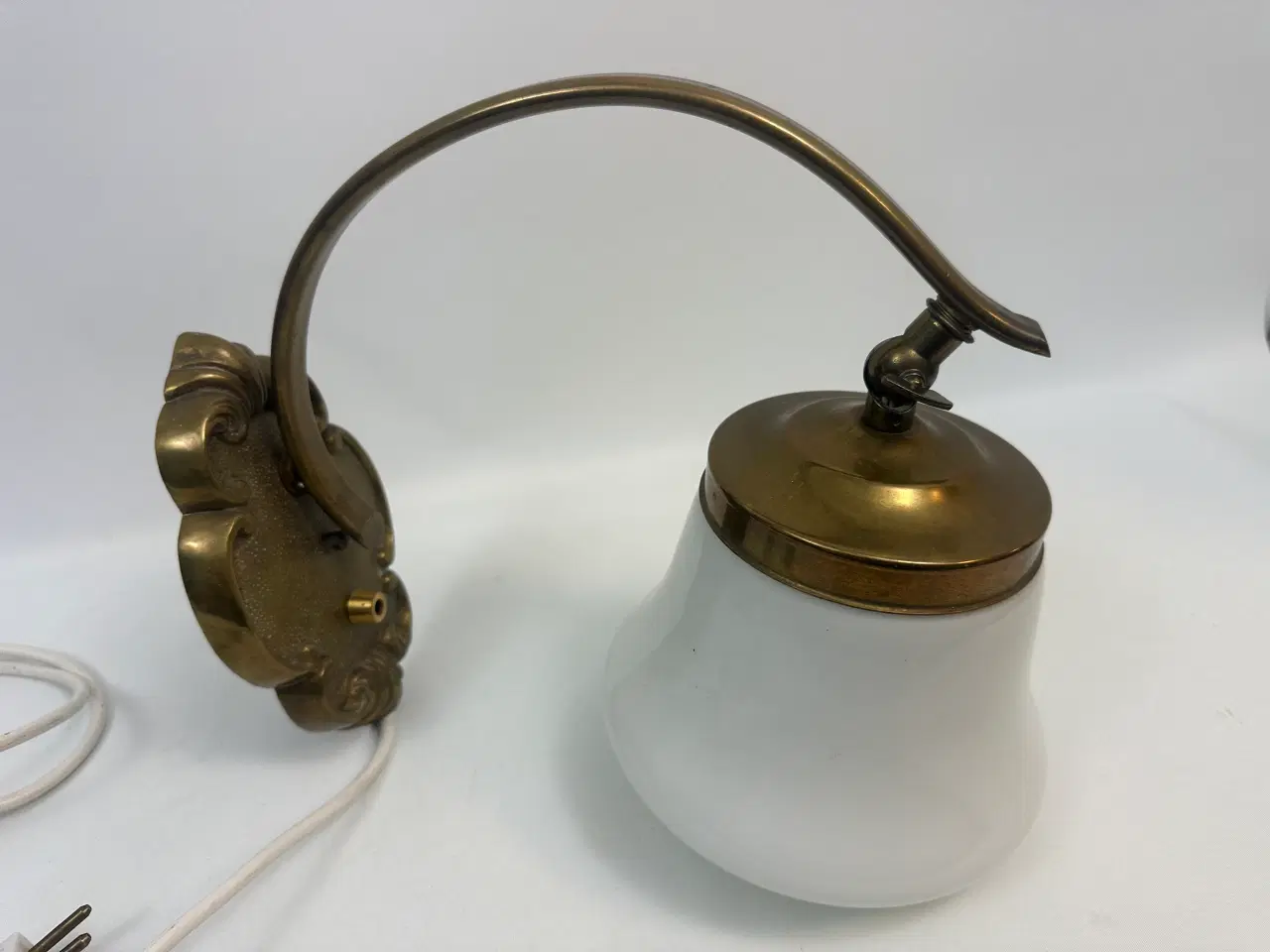 Billede 1 - Vintage messing / opalglas væglampe