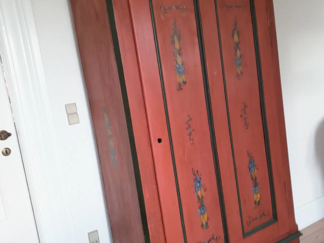 Billede 1 - Karlekammerskab, gammelt, sidst almuemalet i 1991