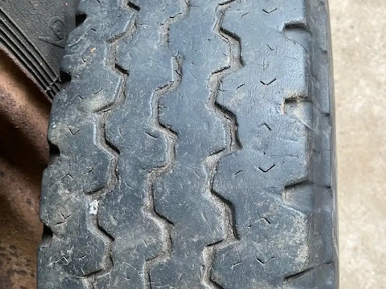Billede 2 - MF traktor forhjul.