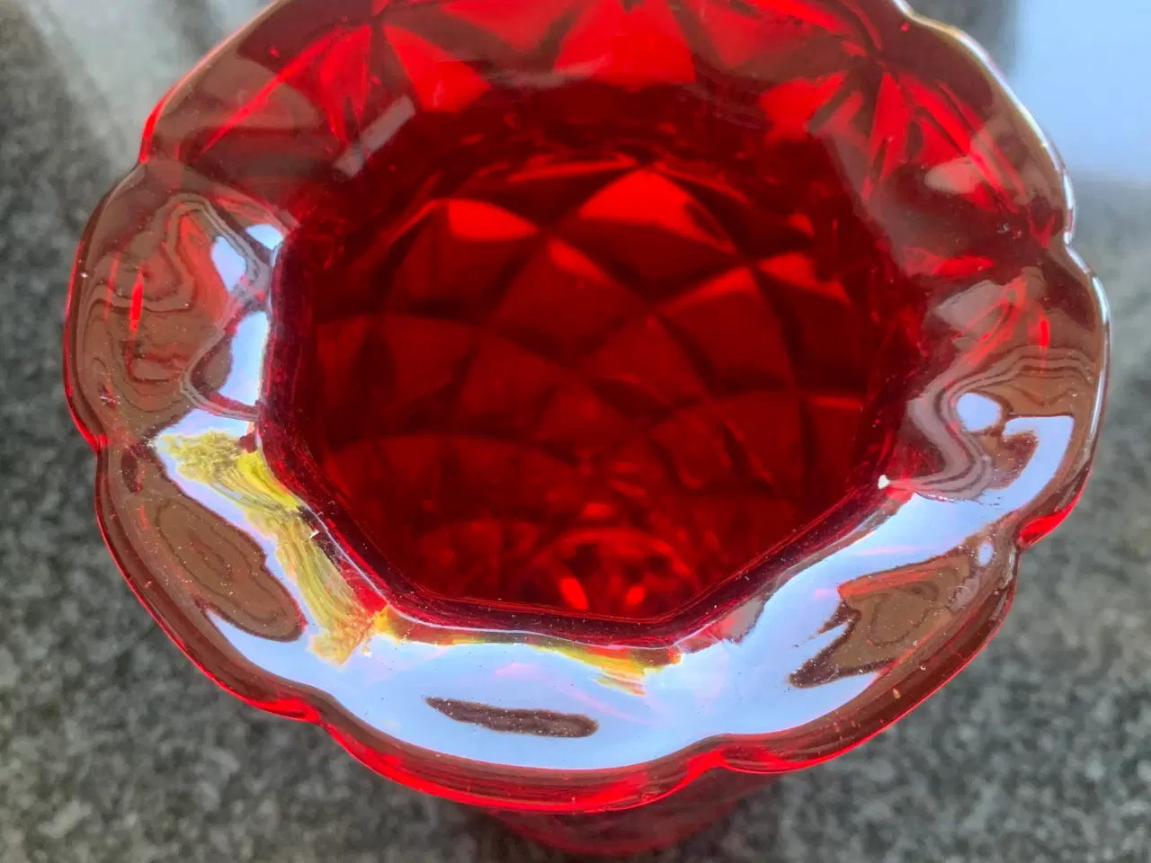 Billede 1 - Rød glasvase fra Odense Glasværk
