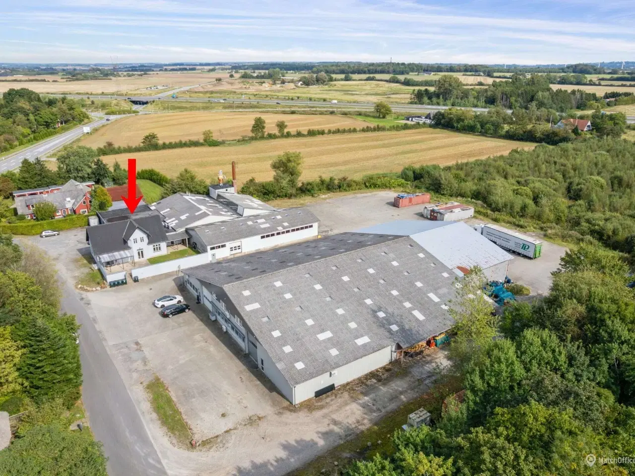 Billede 1 - Investeringsejendom med erhverv og boliger tæt på motorvej