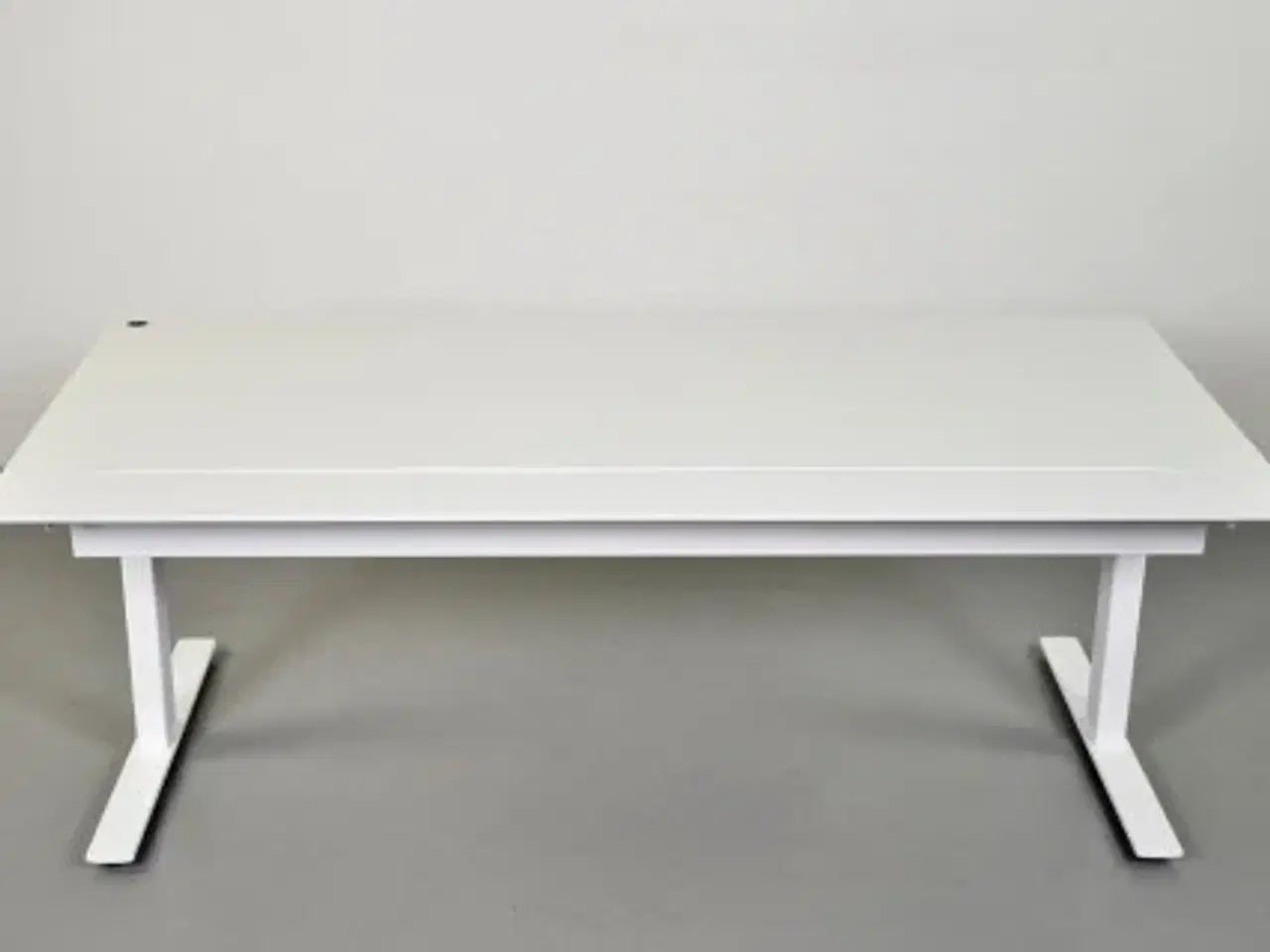 Billede 3 - Hæve-/sænkebord med hvid plade, hvidt stel og penneskuffe, 180 cm.