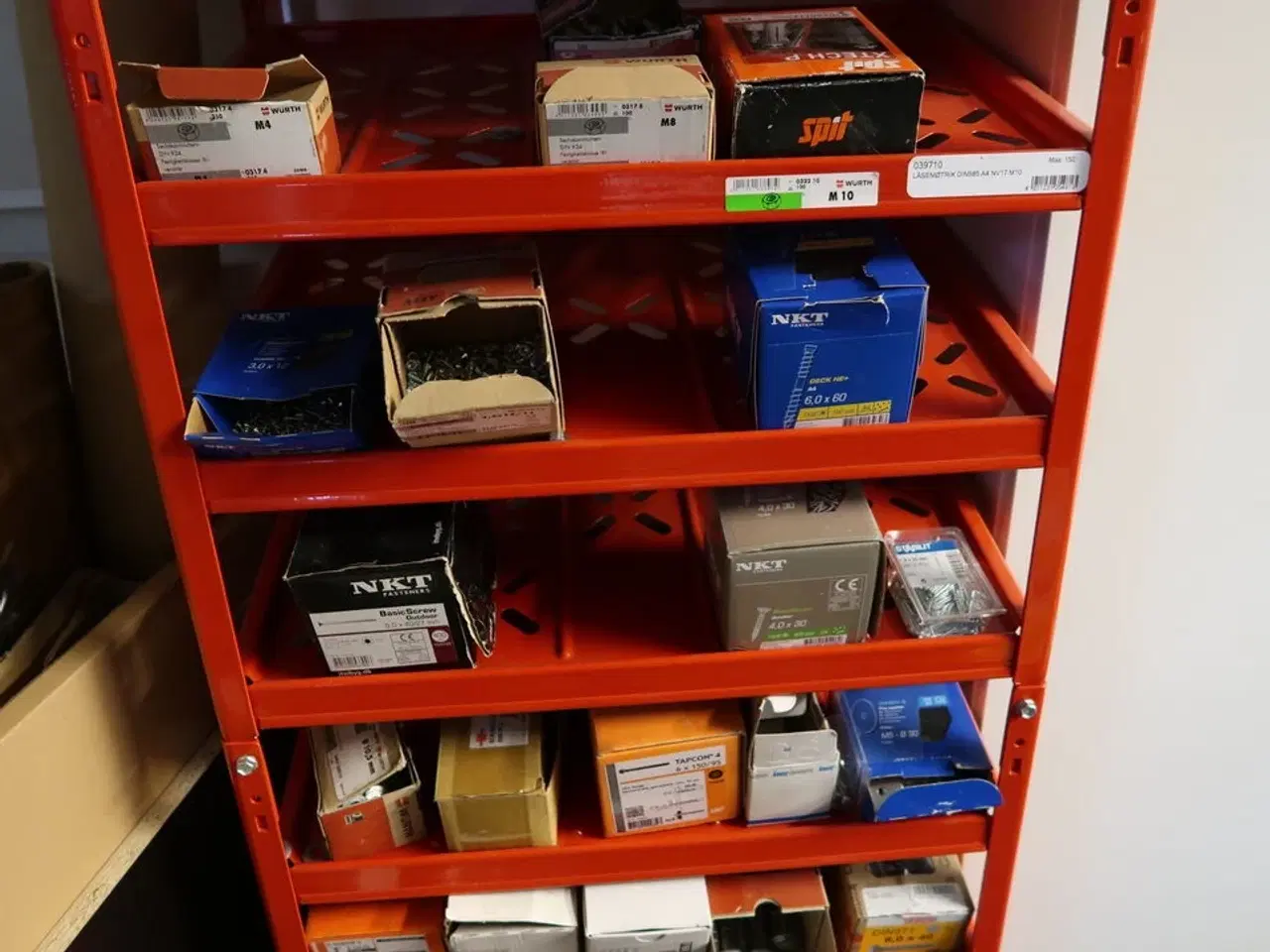 Billede 5 - Reol med div. Skruer m.m.