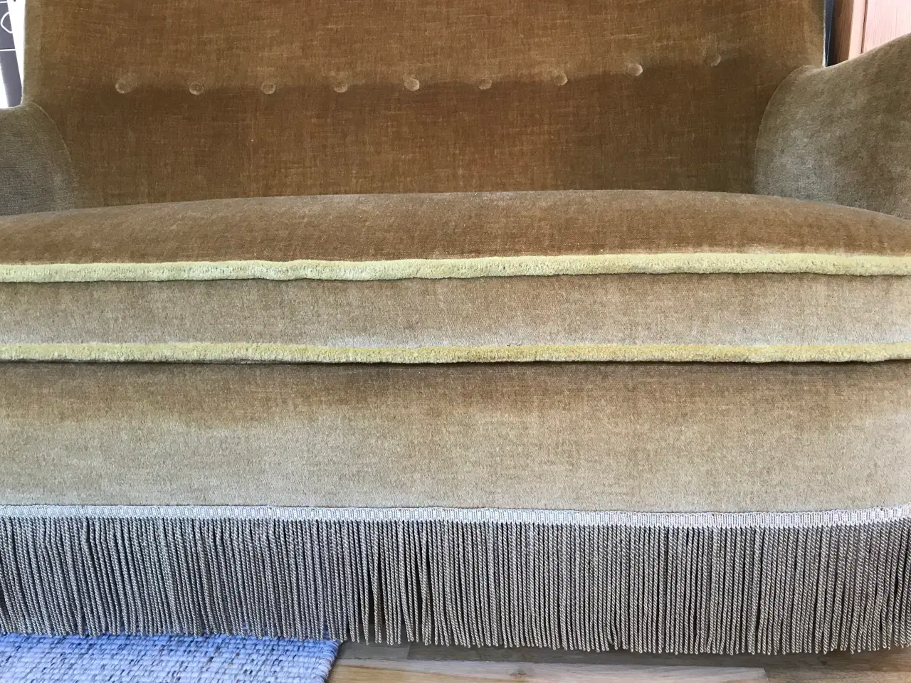 Billede 2 - Gylden 2 personers plys sofa med frynser
