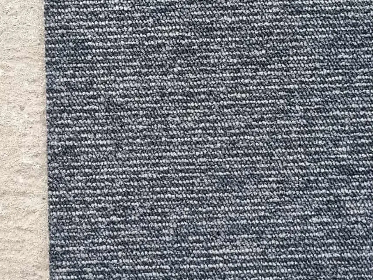 Billede 2 - Tæppefliser mørkegrå med lyse striber - 200 m2