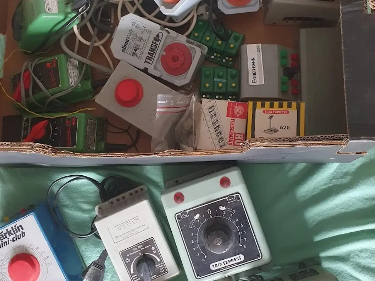 Billede 18 - Modeltog HO - lokomotiver - vogne - skinner - huse