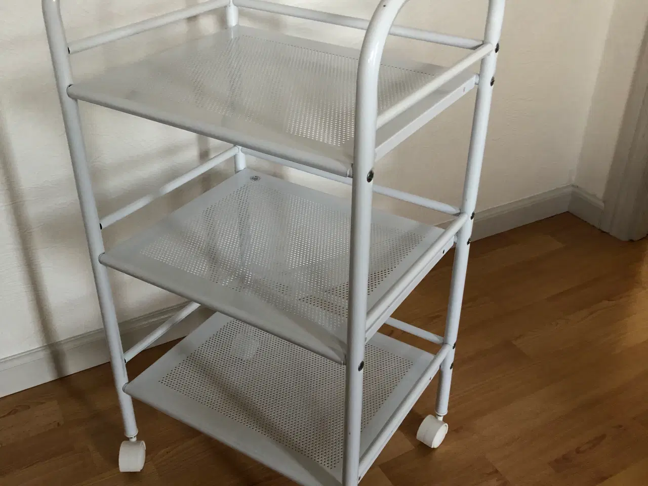 Billede 2 - Rullebord i metal med hylder.