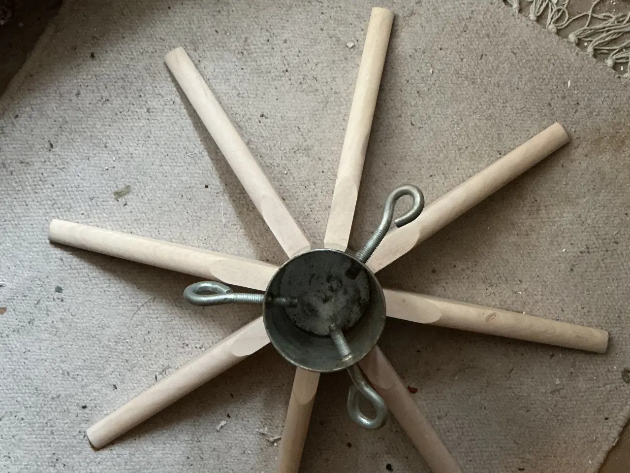 Billede 1 - Juletræsfod i bøg fin stand sælges.