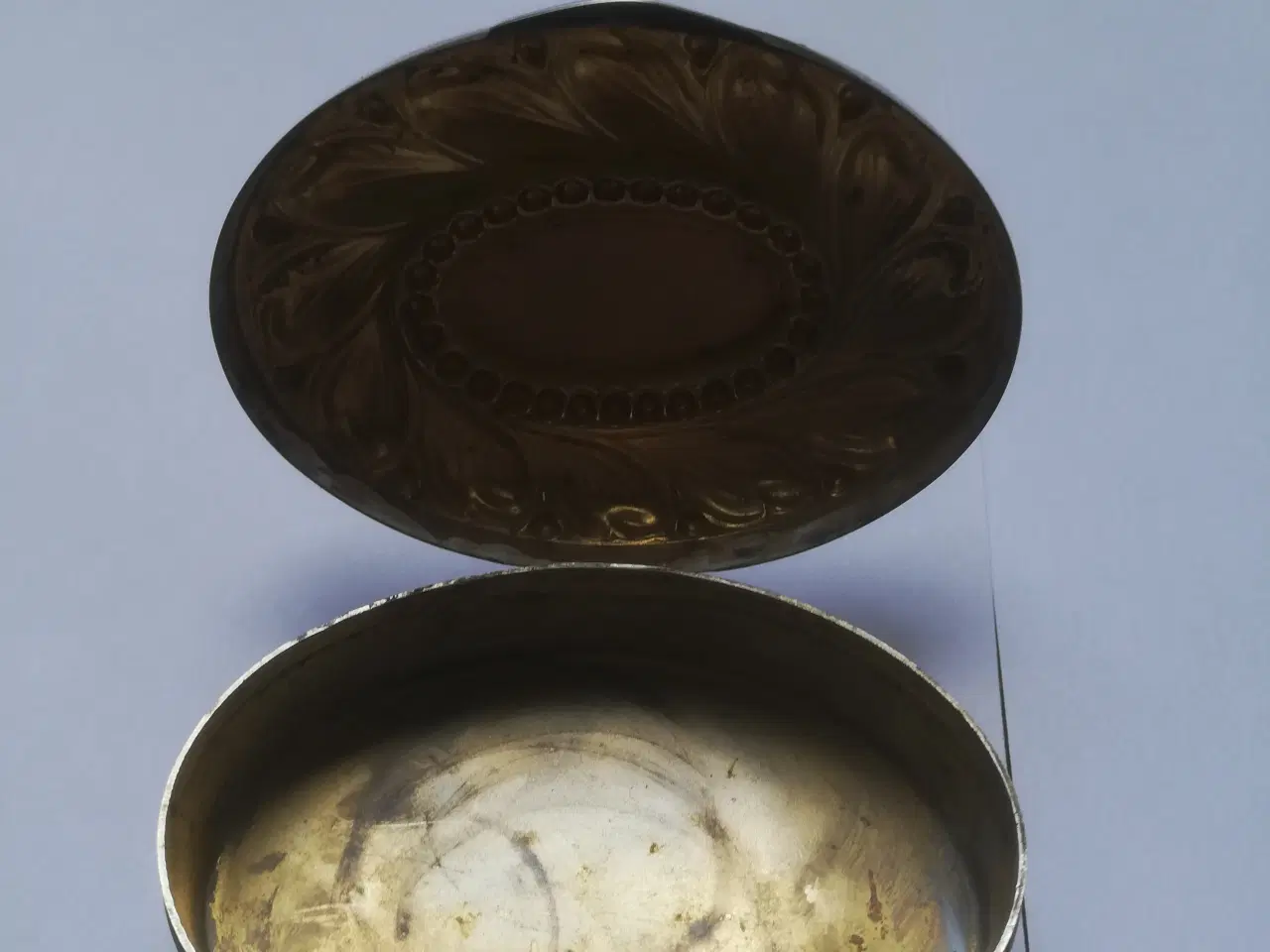 Billede 3 - ovale sølv / pilleæske med tryklås 