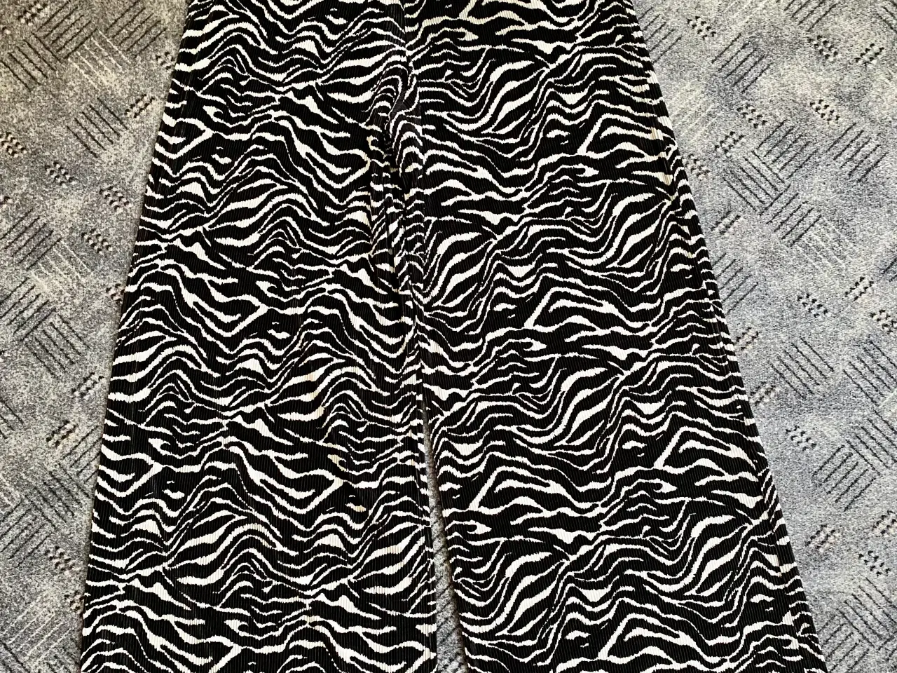 Billede 3 - Ny bukser og bluse fra Zara i str. L