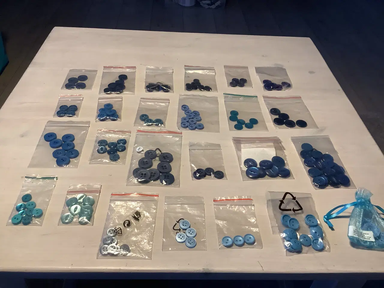 Billede 6 - Knapper i plast og metal flere farver.