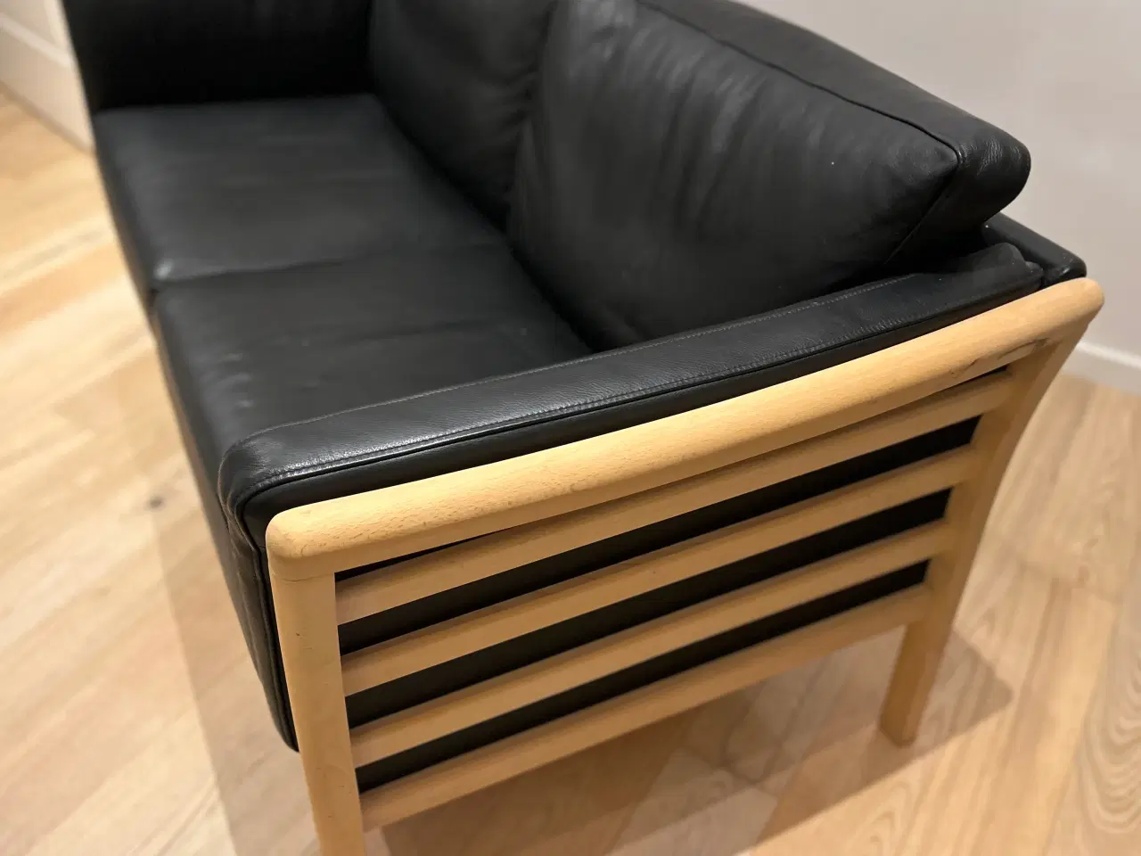 Billede 2 - Sort læder sofa 2 Pers. 