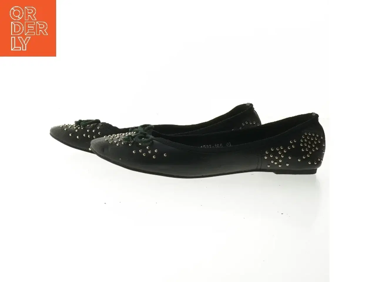 Billede 2 - Sorte flade sko med nitter fra Jennika (str. 40)