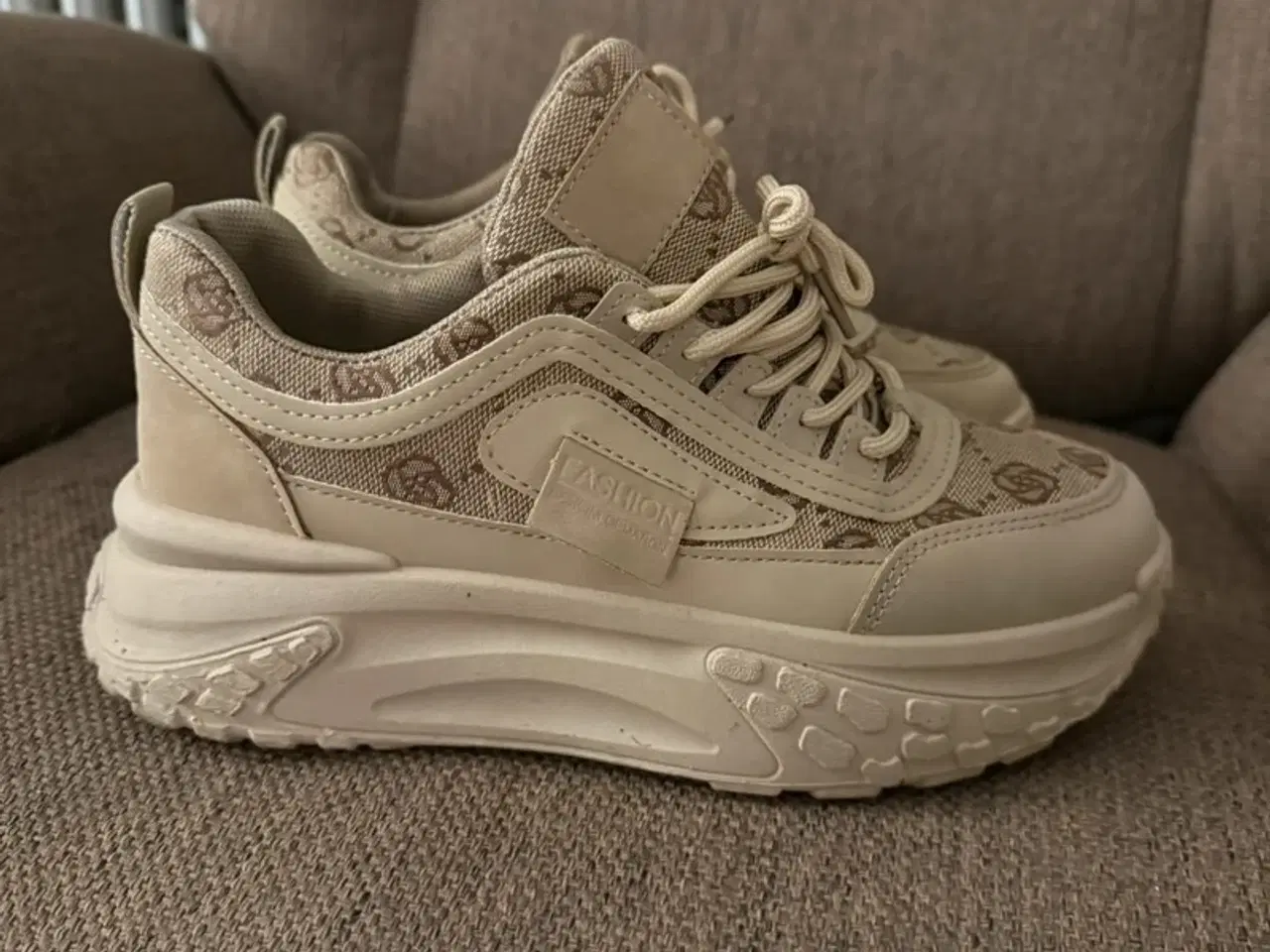Billede 1 - Sneakers med snører. Beige. Str 38