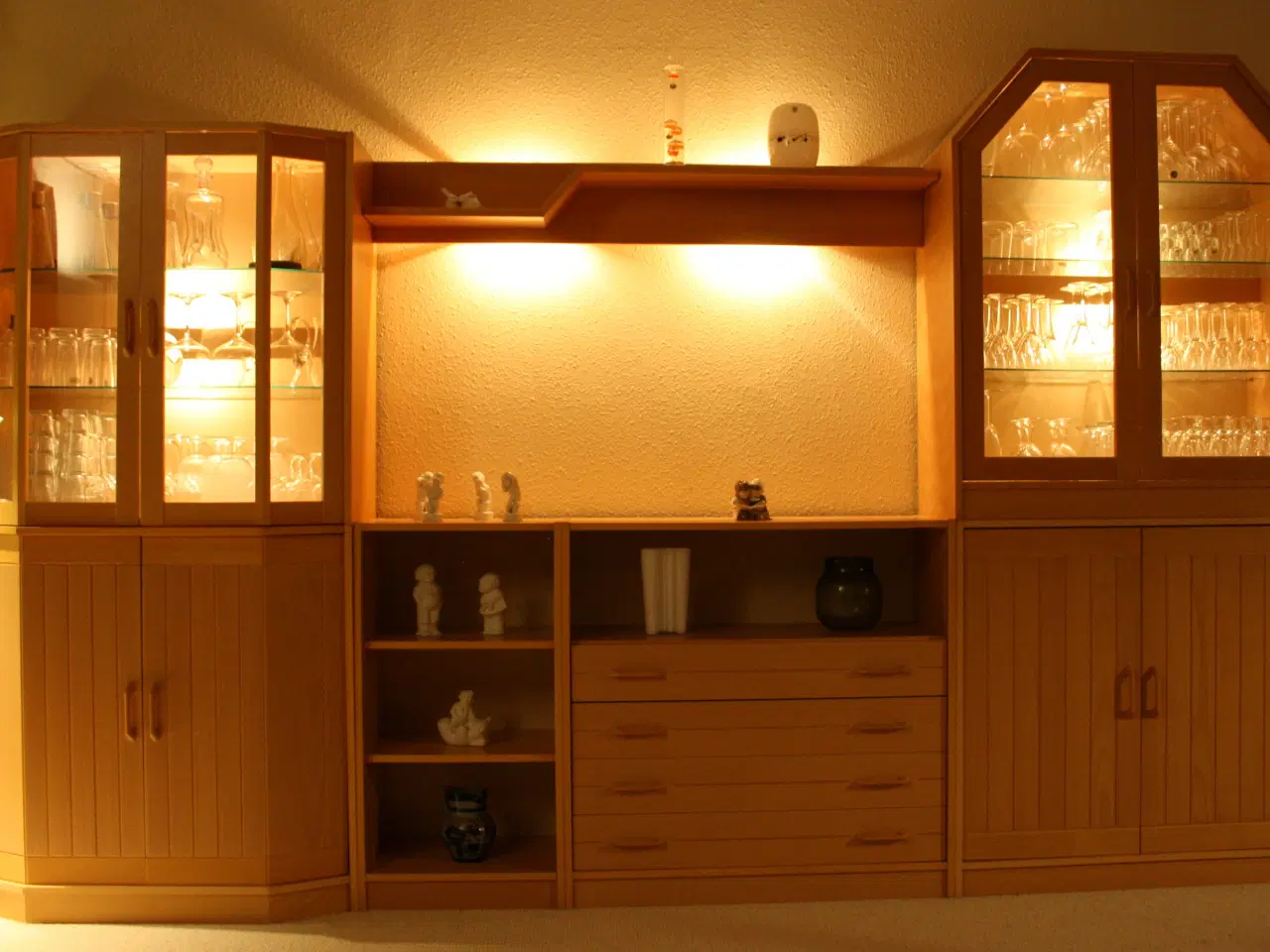 Billede 4 - Hammel reol med glasskabe og lyshylde