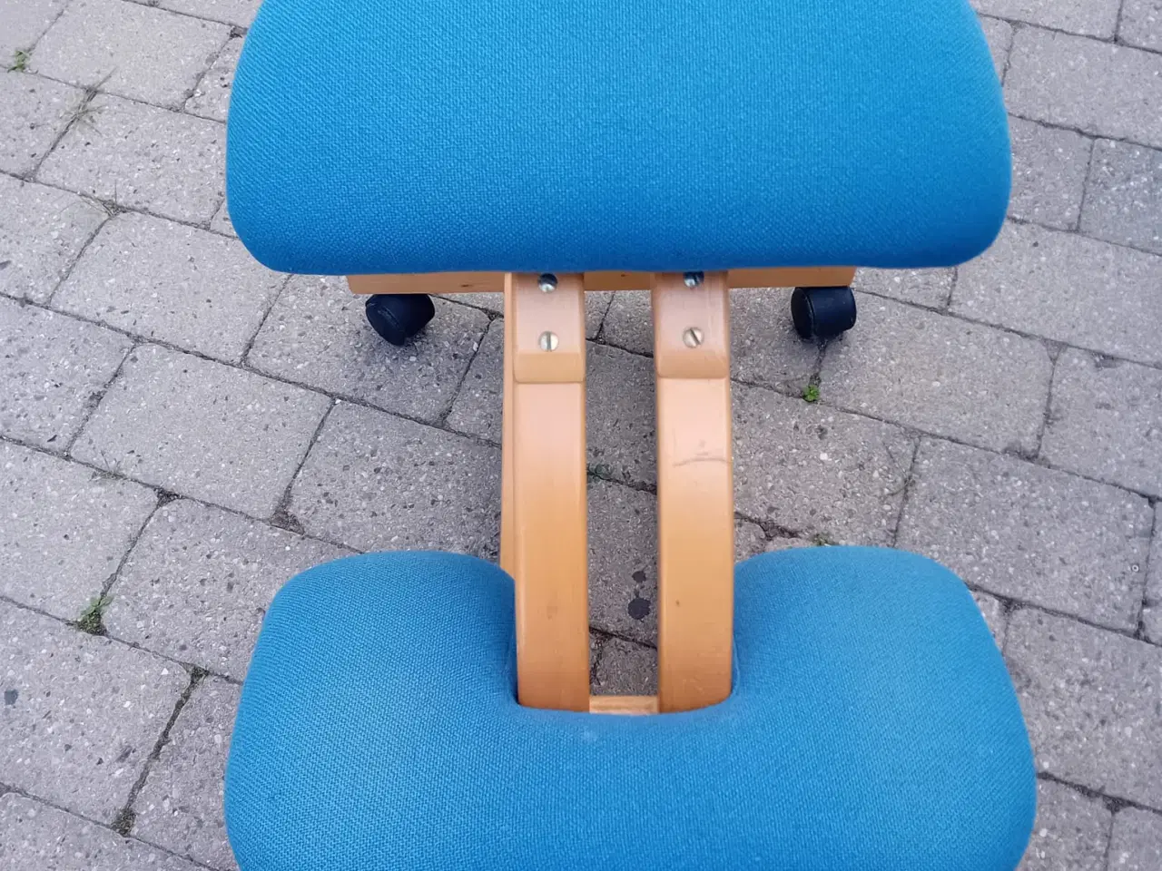 Billede 2 - Ergonomisk knæstol i flot farve.