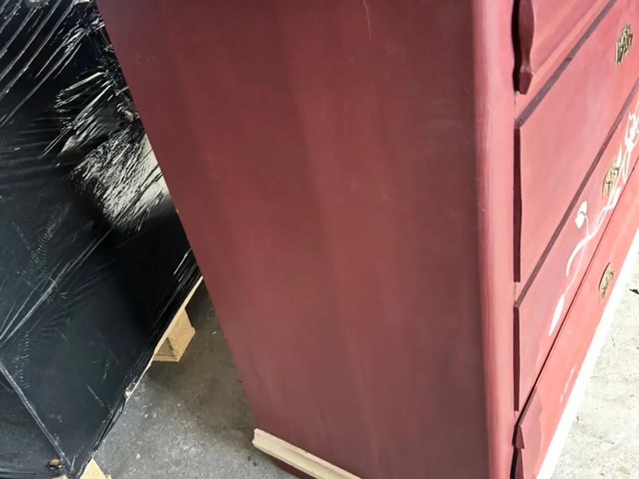 Billede 4 - Romantisk trækommode i massiv fyrretræ.