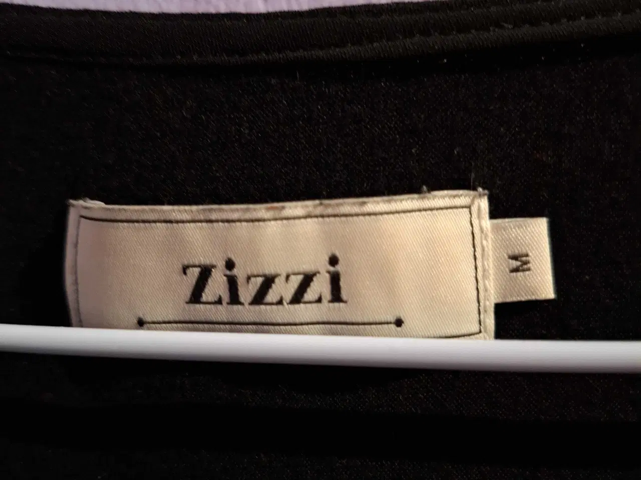 Billede 3 - Zizzi bluse I M med flotte detaljer