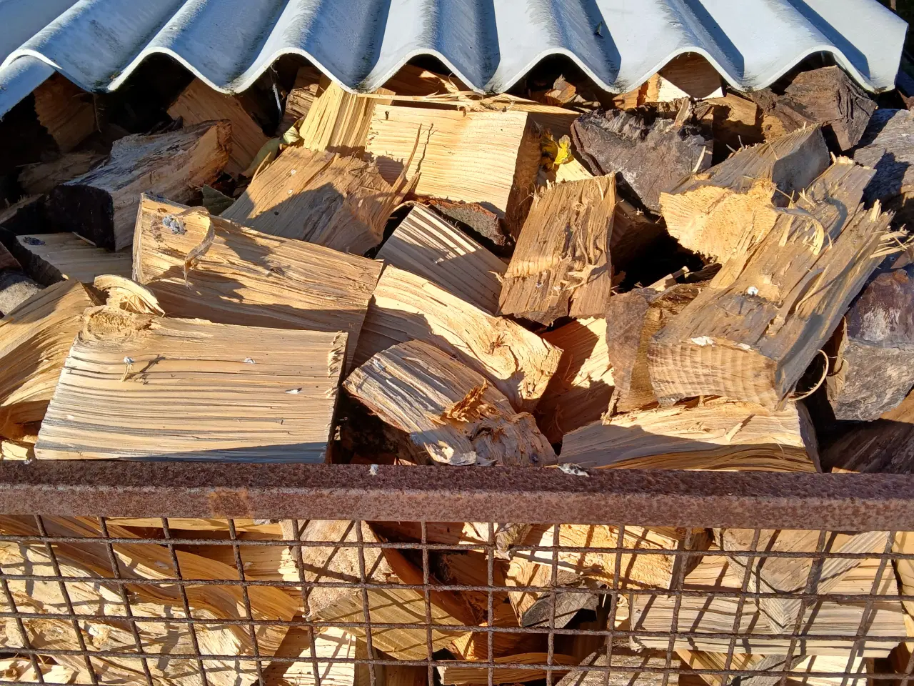 Billede 3 - Fyringsklar kløvet grantræ