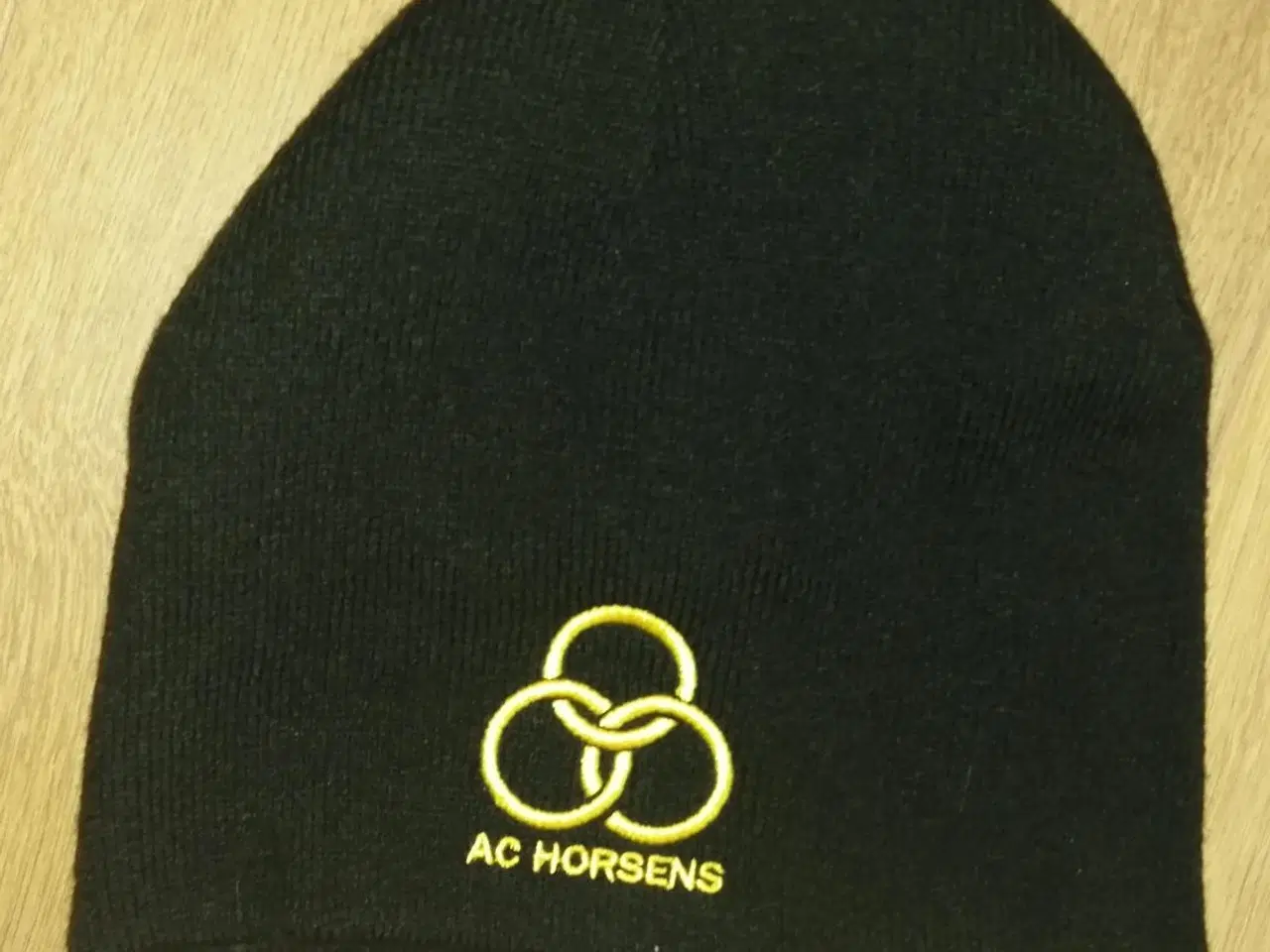 Billede 4 - 2 AC HORSENS HALSTØRKLÆDER OG STRIKHUE