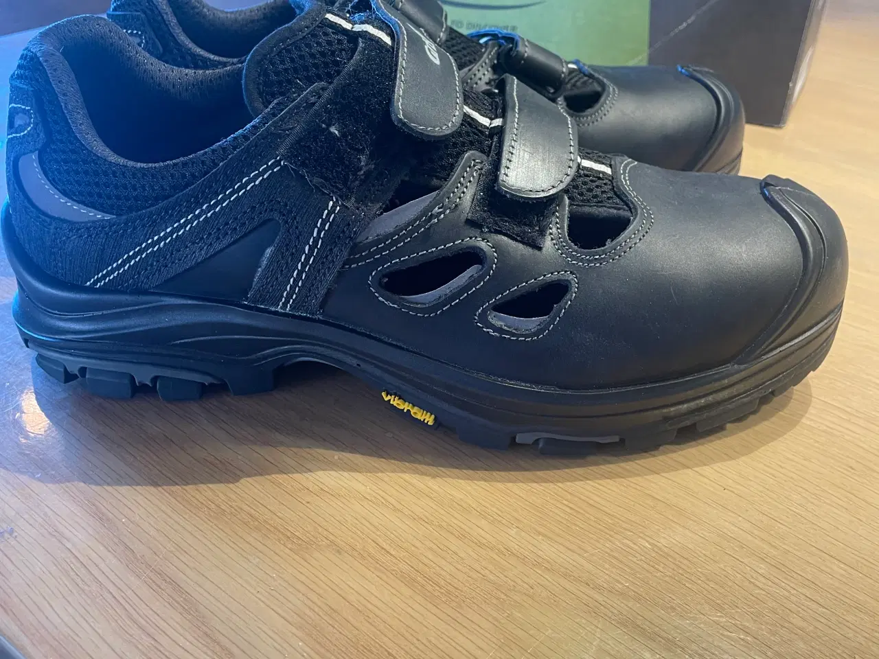 Billede 3 - Sikkerhedssandaler sælges.