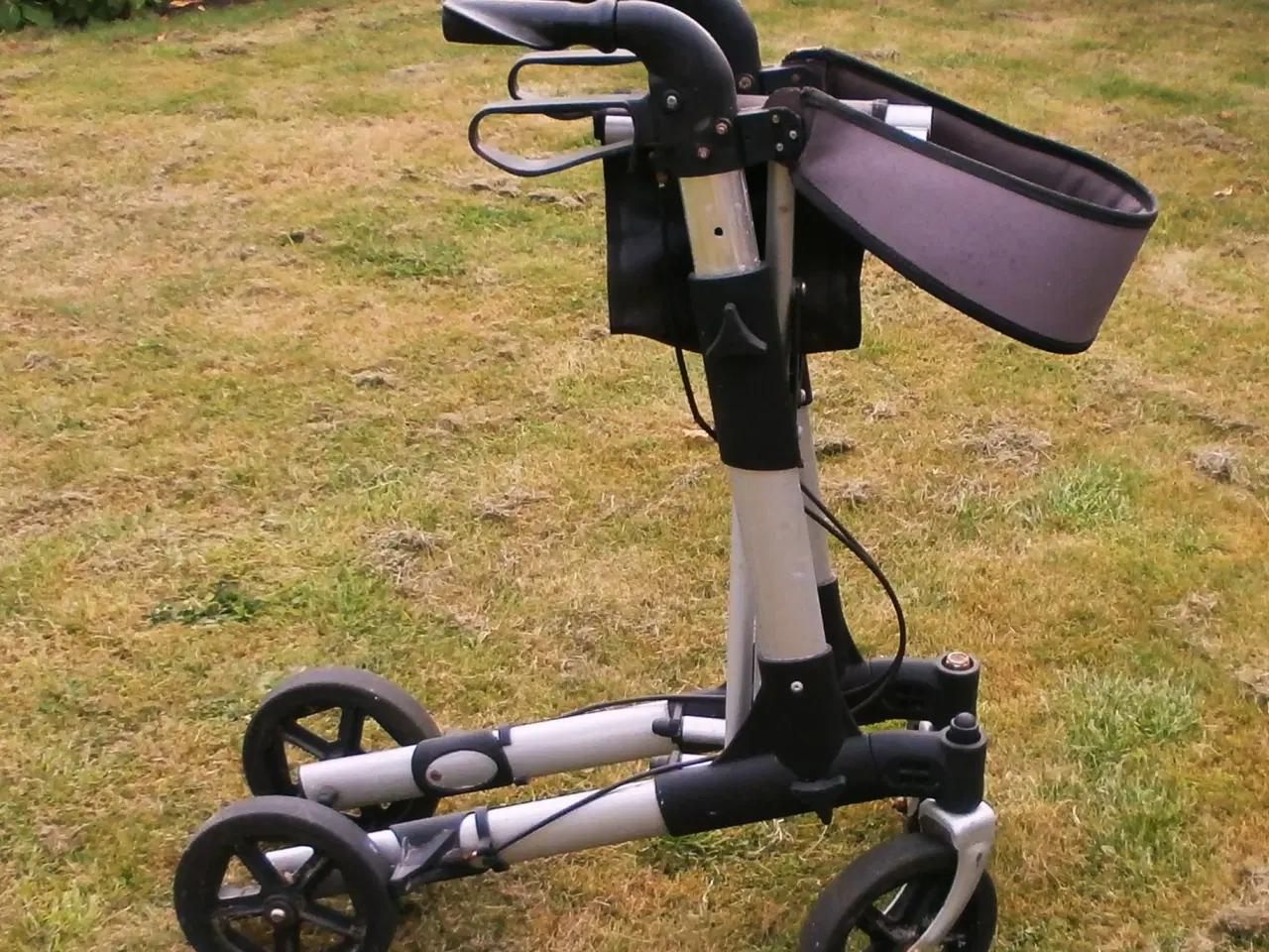 Billede 4 - Letvægtsrollator - nem og hurtig at folde sammen
