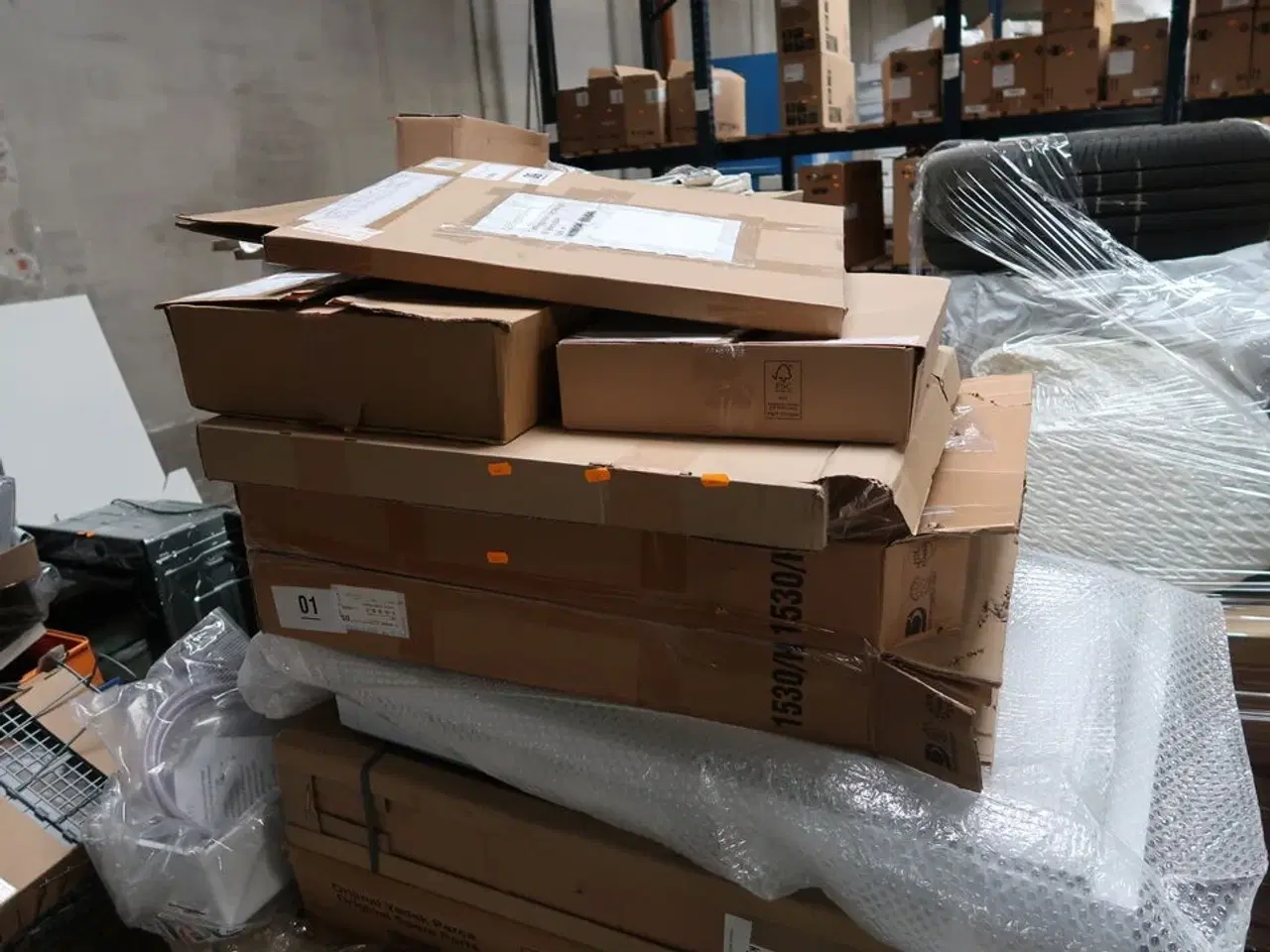 Billede 2 - Palle med div. Reservedele bl.a. køleskabsdøre m.m.