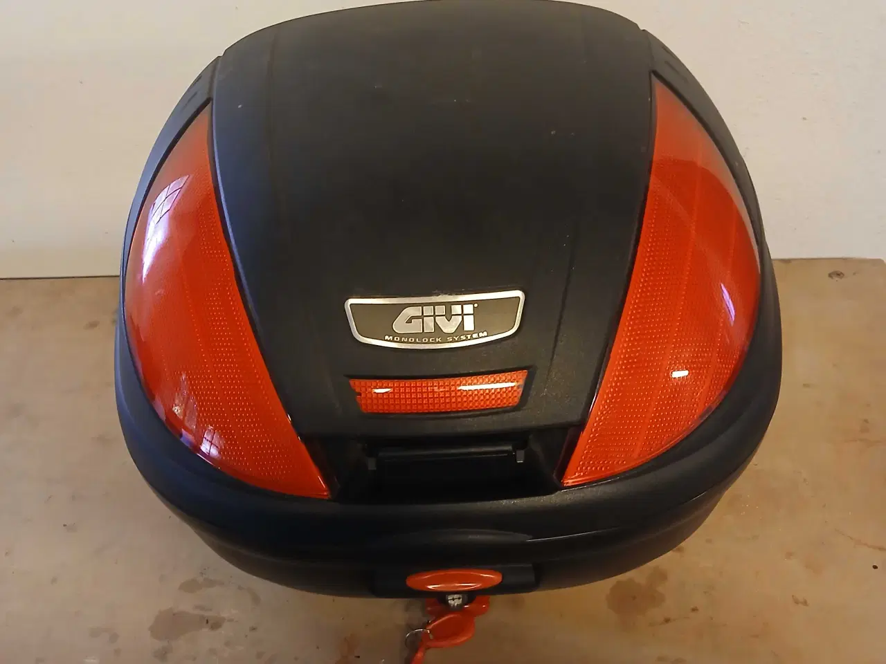 Billede 2 - Givi topboks sort/rød til motorcykel eller scooter