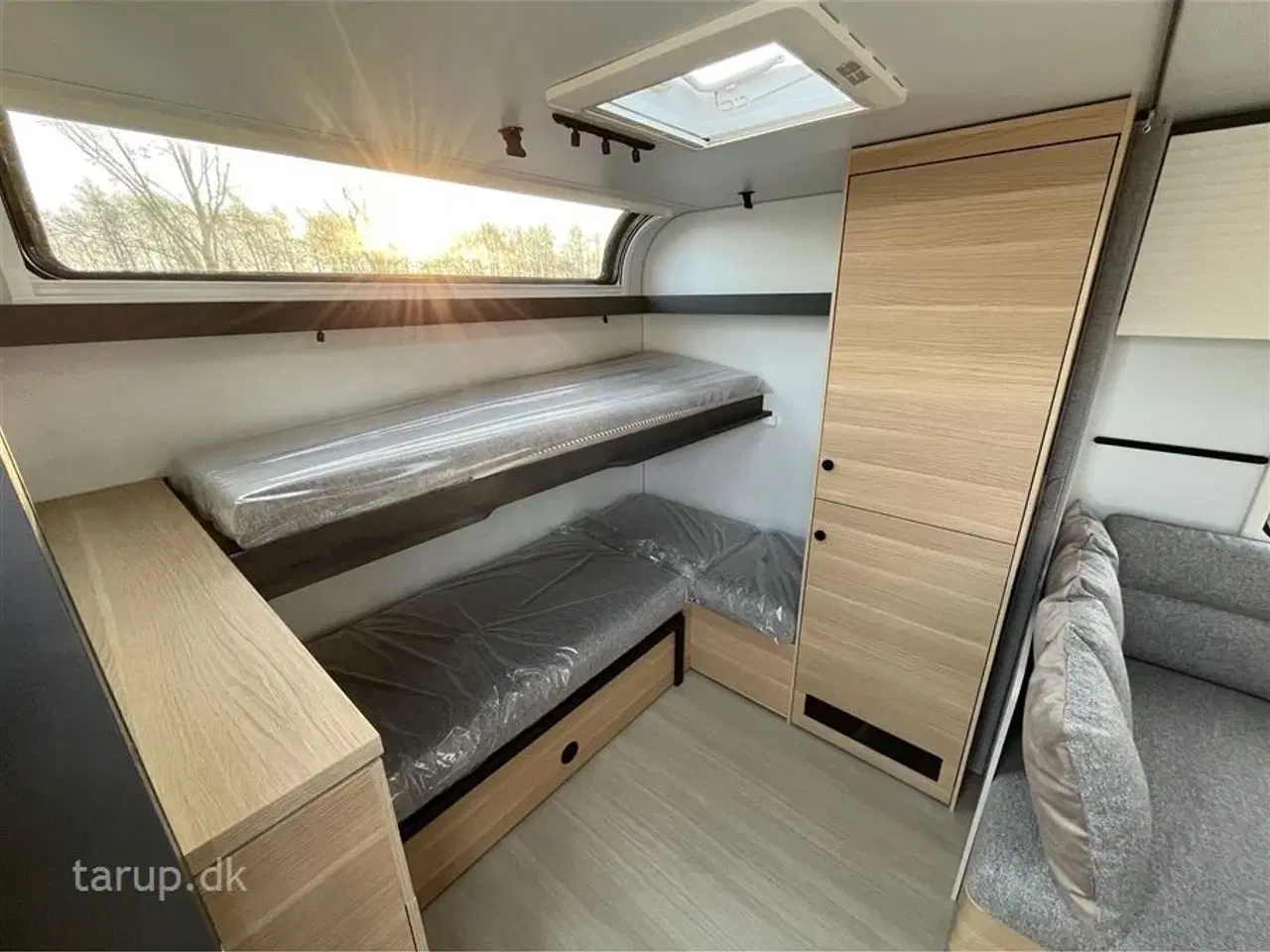 Billede 12 - 2026 - Adria Adora 613 PK Teen Køjesenge (3) og dobbeltseng, rund-siddegruppe og L-sidegruppe, SmartBox opbevaring, Truma Combi 6E, el-gulv-varme, 142 l. stort køleskab m/ frys