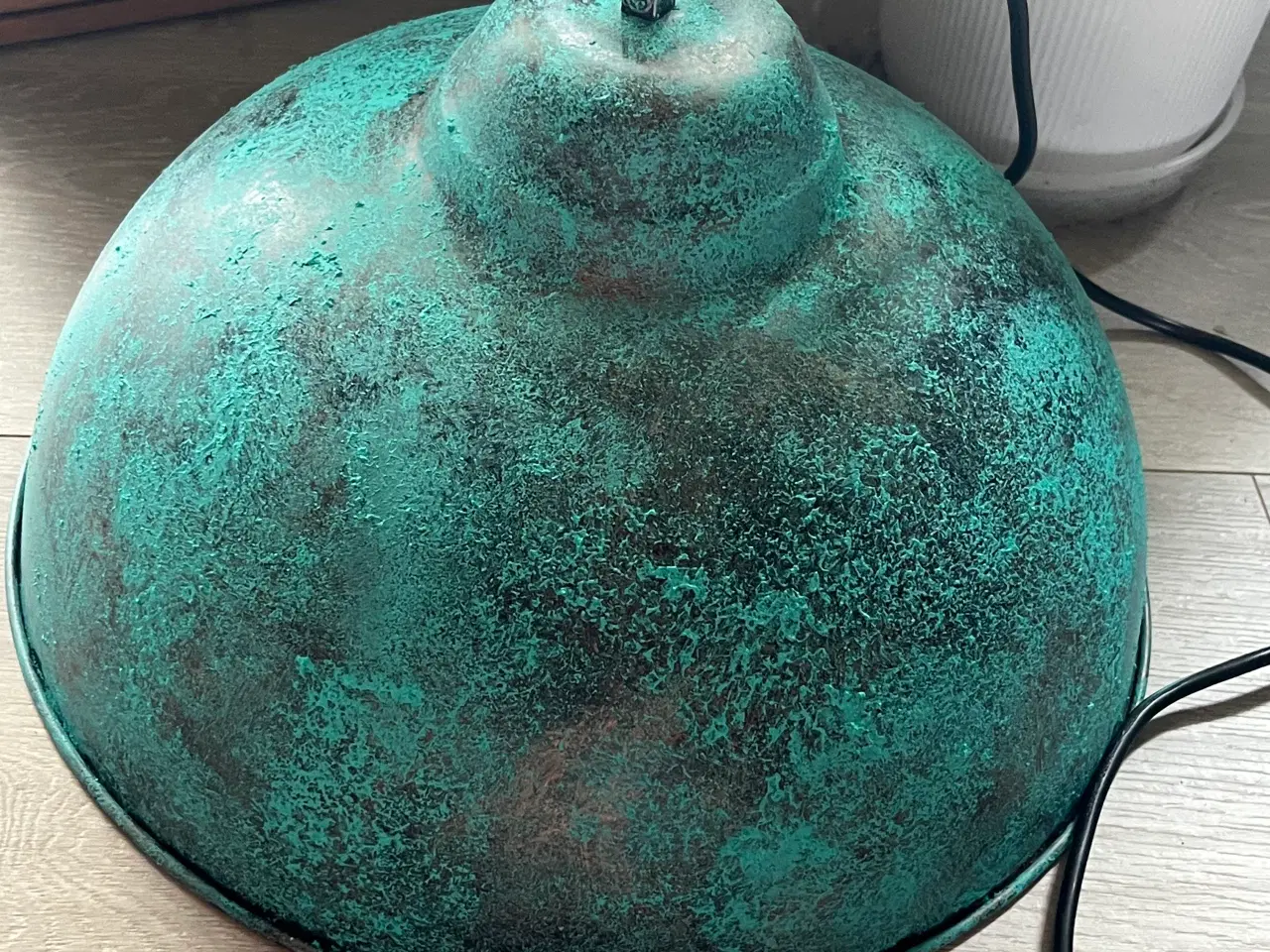 Billede 2 - Håndmalet lampe – Ø36 cm, H25 cm – Oxideret grøn /