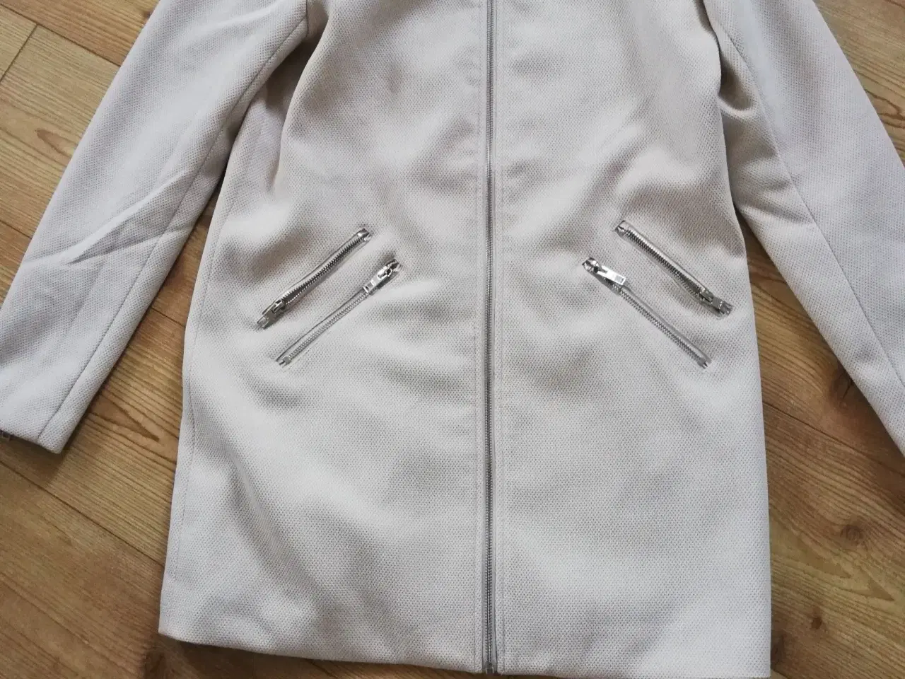 Billede 1 - Flot Ny  Beige  Vero Moda frakkee